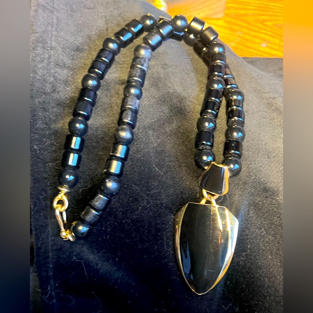Vintage Trifari Necklace Black Beaded Arrowhead 💛🖤 Pendant Gold Hardware